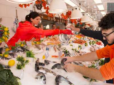 Entriamo nella "Pescheria dal Nonno", nata nel 1947, dove impera il colore arancione. Si tratta di una chiara scelta di marketing, come del resto lo � anche l'aver messo un team di sole donne a servire gli avventori